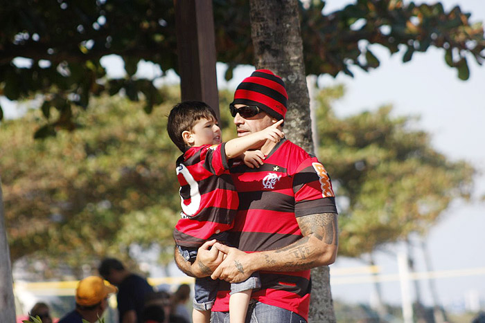 Eles circularam com a mesma camiseta do Flamengo