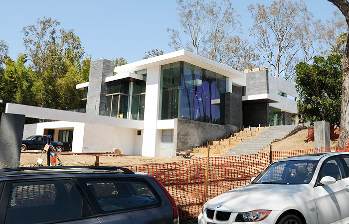 Tom Brady e Gisele Bündchen visitam obra de sua nova mansão, em Beverly Hills - Grosby