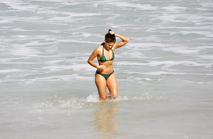 Paloma Bernardi se refresca no mar enquanto grava cena para Insensato Coração. 