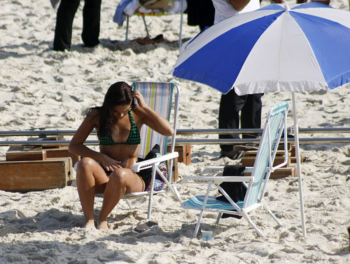 Antes de começar a gravar Paloma descançou na cadeira de praia. 