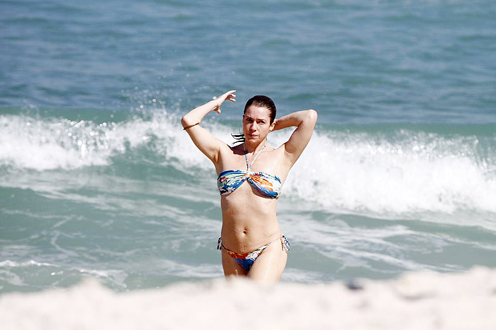 Letícia foi fotografada na praia da Barra da Tijuca