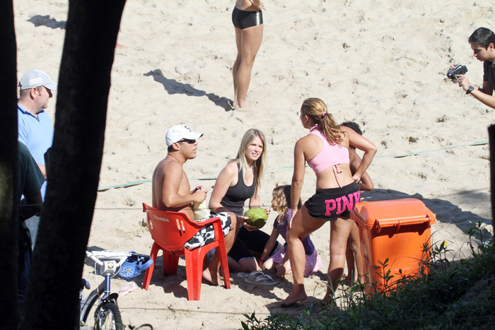 Susana levou a filha, Giulia, à praia