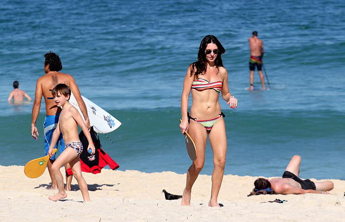 Glenda Kozlowski leva o filho caçula à praia - agnews