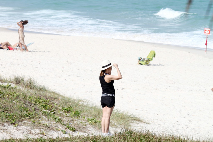 Durante a caminhada, Gabriela parou para apreciar o mar. 