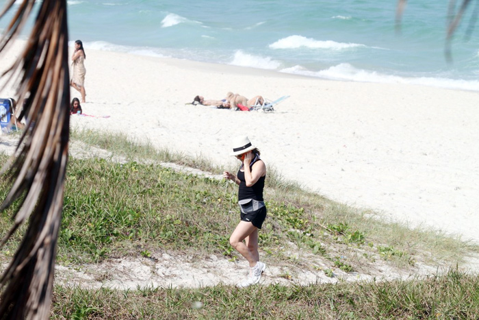 Gabriela também falou ao telefone enquanto caminhava. 