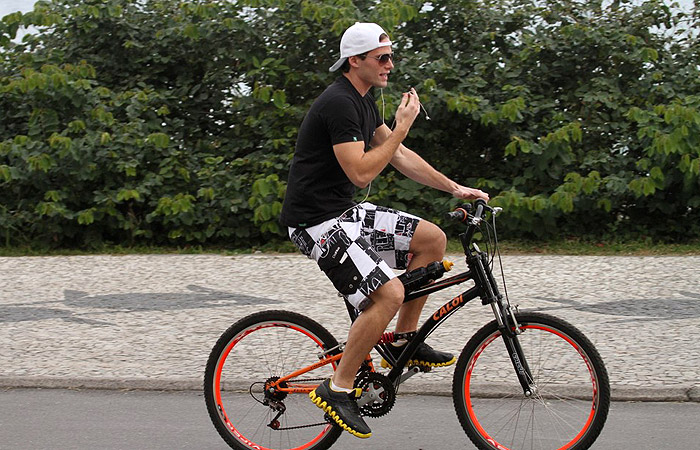 Jonatas Faro anda de bike na Barra da Tijuca - agnews