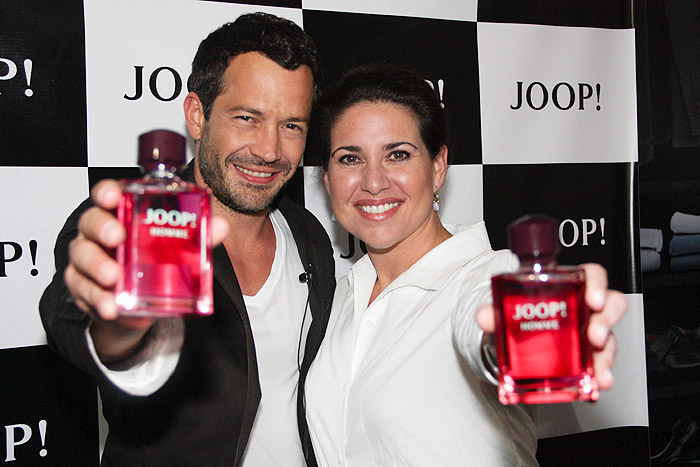 Eles posaram para fotos com o perfume