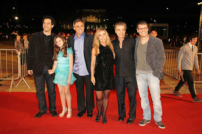 Famosos posaram no tapete vermelho, em frente ao Theatro Municipal