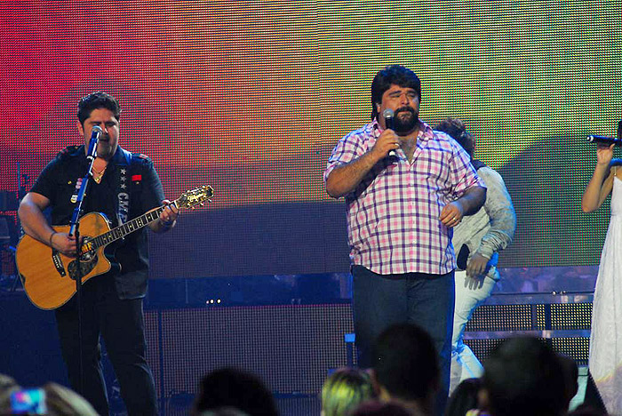 César Menotti e Fabiano subiram ao palco do Via Funchal na noite marcada por fortes emoções