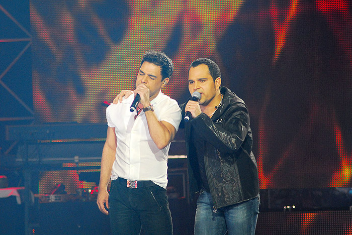 Zezé di Camargo e Luciano no palco do Via Funchal, em São Paulo