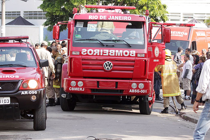 Atores e o corpo de bombeiros movimentaram as ruas de Jacarepaguá