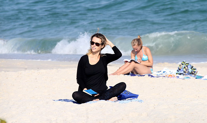 Juliana Didone relaxa na praia da Barra da Tijuca - agnews