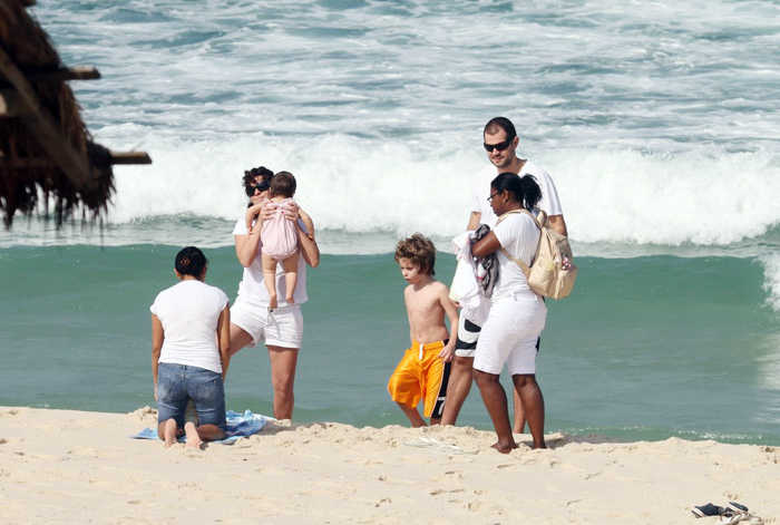 Giovanna Antonelli leva toda a família para a praia.