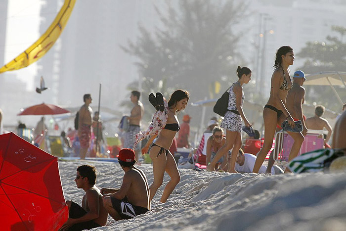 Isis Valverde vai à praia no Rio