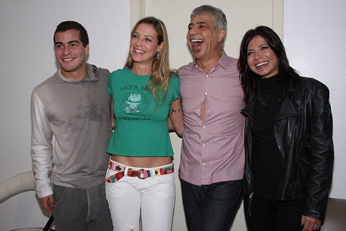 Lulu Santos recebe amigos famosos no camarim de seu show - agnews