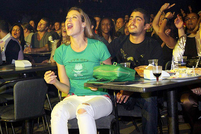 A loura se divertiu muito durante os show cantando todas as músicas