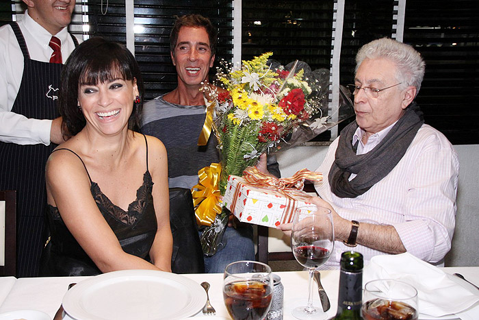 O autor de Fina Estampa recebeu presentes e amigos em restaurante no Rio