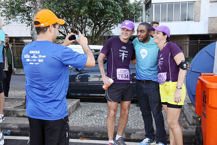 Lázaro Ramos tira fotos ao lado de fãs na maratona
