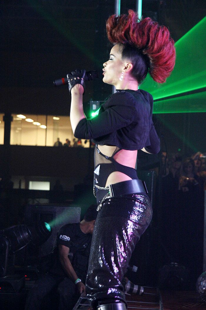 Eva Simons agitou a noite com o seu megahit Take over control.