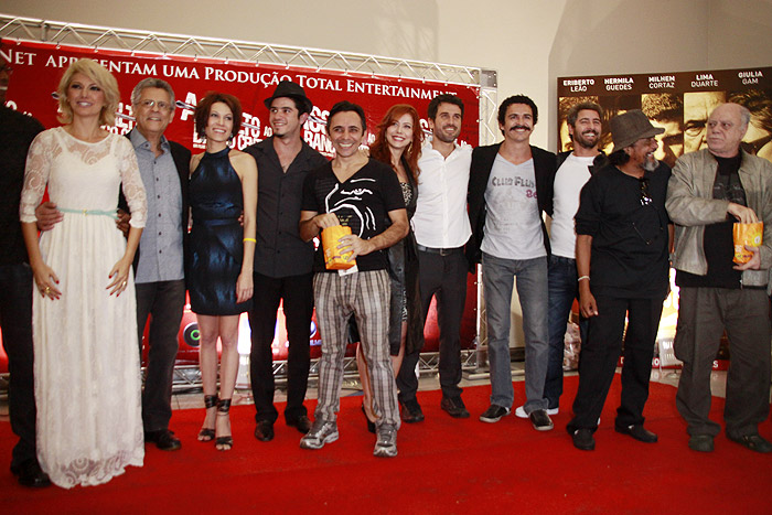 Elenco do filme posou junto antes da estreia. 