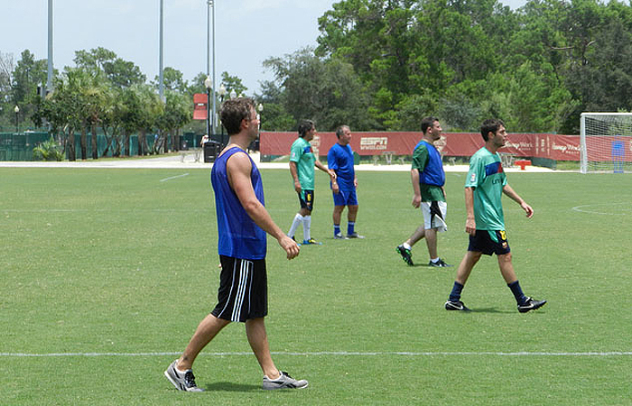 Kayky Brito joga futebol com Zico em Orlando - Divulgação