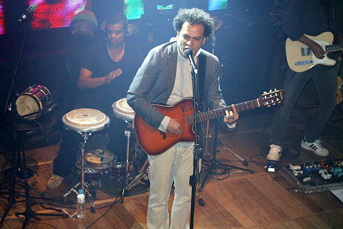 Show de Zé Ricardo atrai famosos no Rio