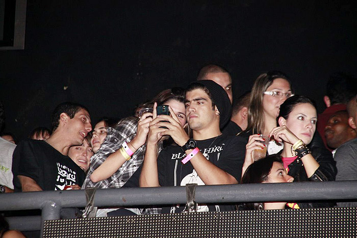 Caio Castro tirou fotos da luta de seu celular