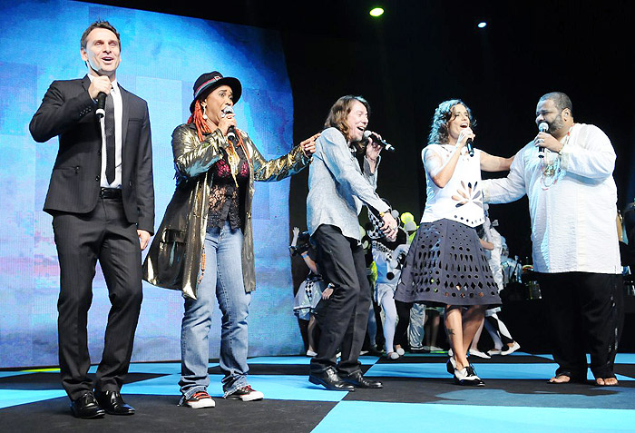 Murilo Rosa no palco, ao lado de Sandra de Sá, Lenine, Zélia Duncan e Arlindo Cruz