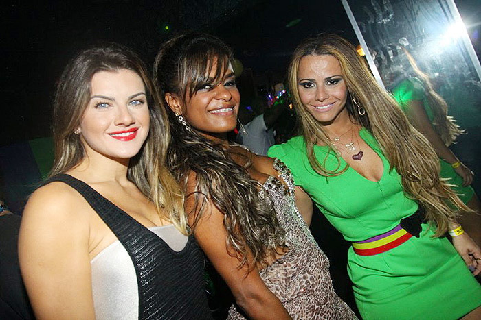Mirella Santos, Viviane Siqueira e Viviane Araújo se divertem na festa gay