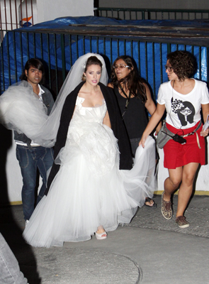 Paola Oliveirase vestiu de noiva para o casamento de Pedro e Marina