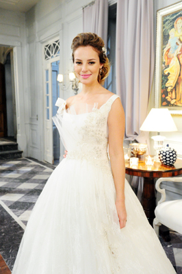 Paola Oliveira usou um vestido de noiva rendado