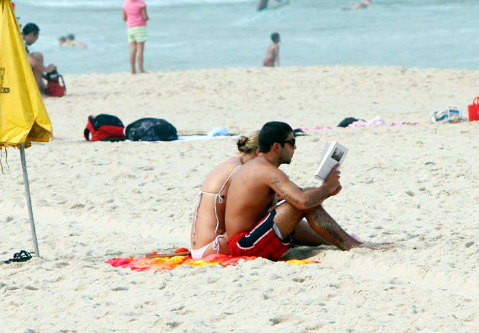 Pedro Scooby leu na praia. 