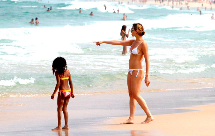 Atriz foi até a beira do mar orientar a afilhada. 