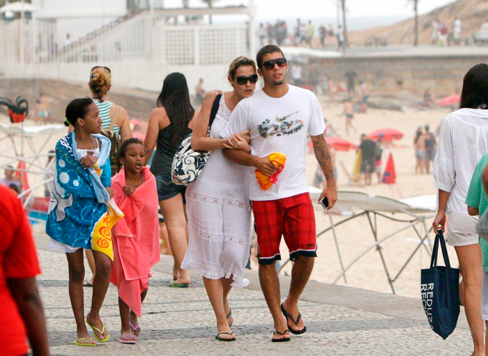 Luana e Pedro foram embora abraçadinhos. 