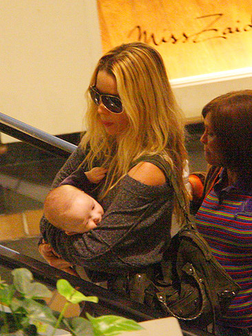 Mãe e filho pelo shopping carioca
