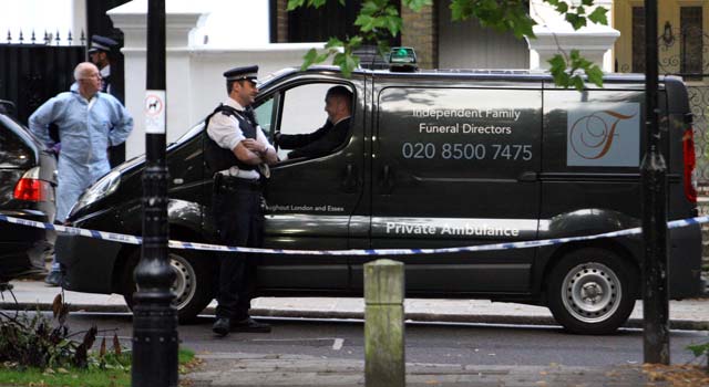 Carro funerário particular retira corpo de Amy Winehouse da casa 30 da Camden Square, onde ela morreu. GrosbyGroup/OFuxico