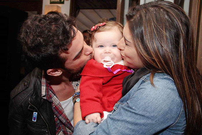 Sidney Sampaio e Fernanda Paes Leme deram um beijinho sanduíche na bebê
