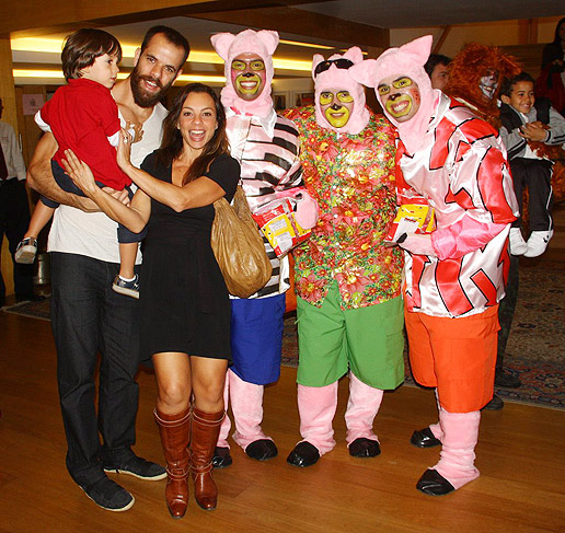 Carla Marins e o marido, Hugo Baltazar, levaram o filho Leon para conferir o espetáculo Os Três Porquinhos