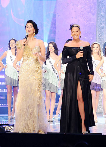 Layla e Adriane Galisteu durante a apresentação do Miss Brasil 2011