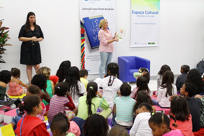 Susana Vieira em seu dia de leitura às crianças