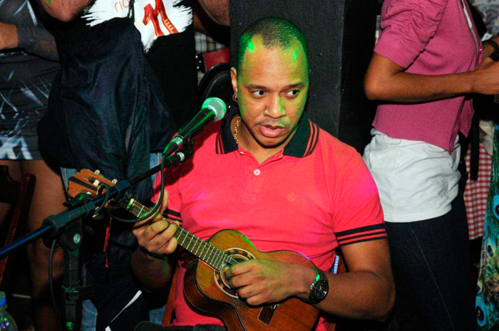 Anderson, do grupo Molejo, participou da roda de samba