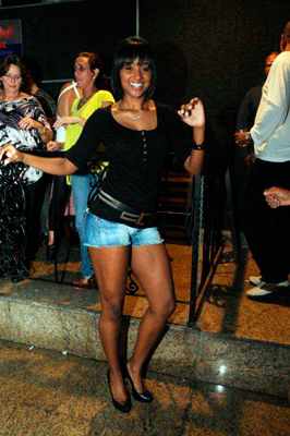 Aline Prado mostrou o samba no pé