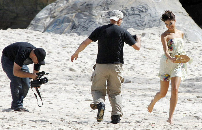 Sophie Charlotte fotografa para grife na praia - agnews