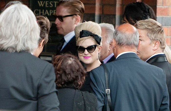 Kelly Osbourne, com cabelo à la Amy, também foi ao velório da amiga