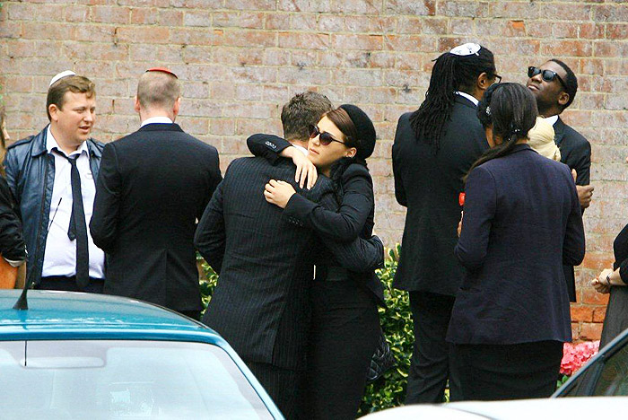 Amigos e familiares no funeral de Amy Winehouse