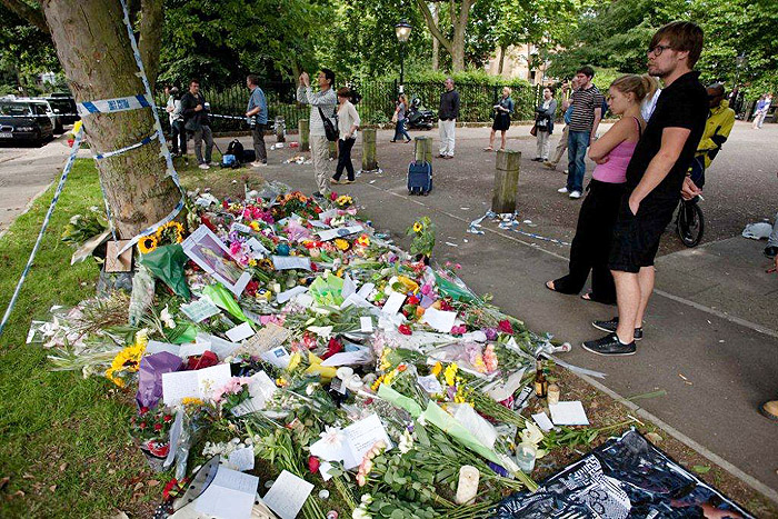 Diversas flores foram deixadas em frente à casa da cantora em Londres