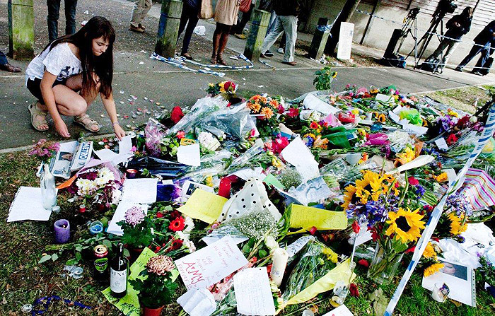 Diversas flores e presentes foram deixados em frente à casa da cantora em Londres