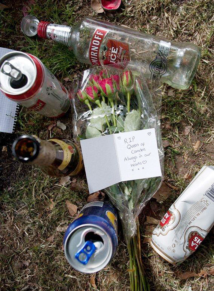 Latas e garrafas de bebidas alcoólicas também serviram de homenagem à cantora