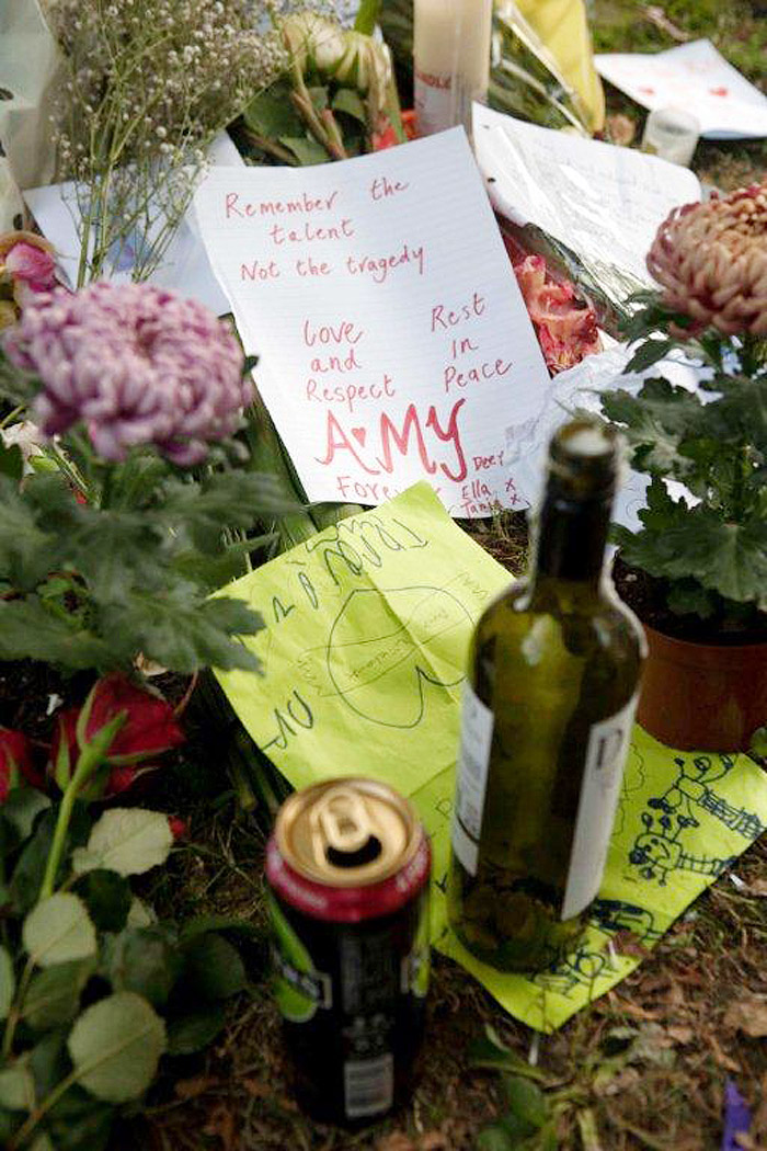 Diversas flores e presentes foram deixados em frente à casa da cantora em Londres