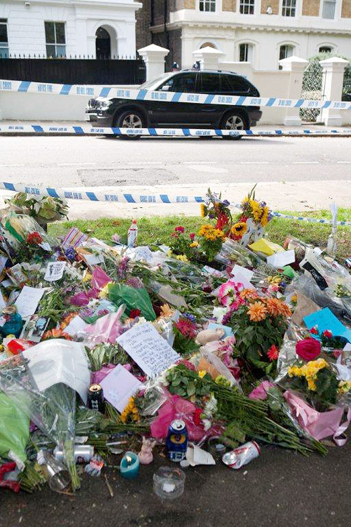 Diversas flores e presentes foram deixados em frente à casa da cantora em Londres